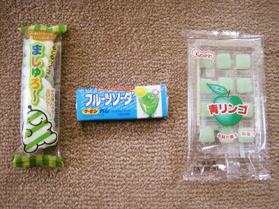 Kyoshin apple bites, bubble gum, and marshmallow candy snack from Japan